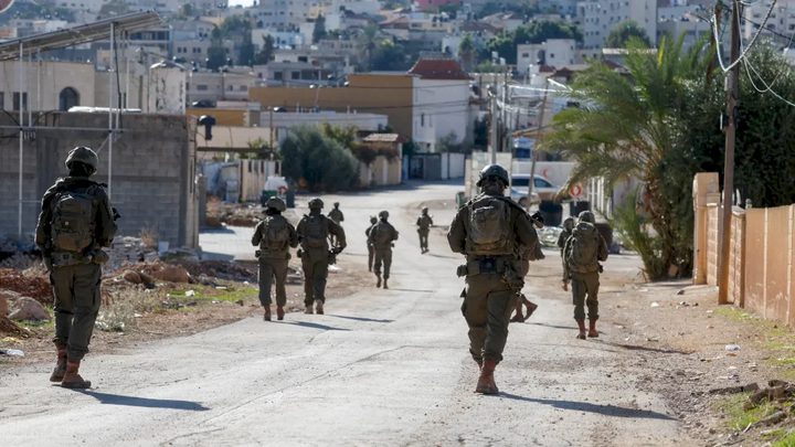 الاحتلال يداهم منزلا في دير دبوان