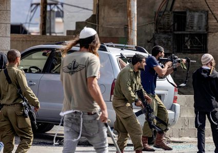 إصابتان وسرقة مركبات وأغنام والاعتداء على منازل جراء هجوم المستوطنين على حوارة