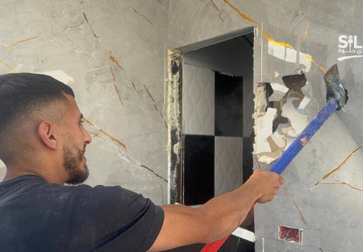الاحتلال يجبر المقدسي "أشرف برقان" على هدم منزله ذاتيًا في حي بئر أيوب ببلدة سلوان جنوب المسجد الأقصى؛ بذريعة البناء دون ترخيص.