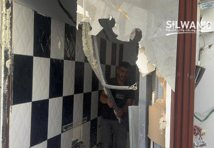 الاحتلال يجبر المقدسي "أشرف برقان" على هدم منزله ذاتيًا في حي بئر أيوب ببلدة سلوان جنوب المسجد الأقصى؛ بذريعة البناء دون ترخيص.