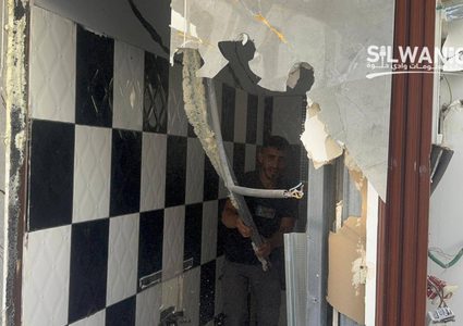 الاحتلال يجبر المقدسي "أشرف برقان" على هدم منزله ذاتيًا في حي بئر أيوب ببلدة سلوان جنوب المسجد الأقصى؛ بذريعة البناء دون ترخيص.