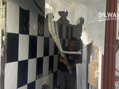 الاحتلال يجبر المقدسي "أشرف برقان" على هدم منزله ذاتيًا في حي بئر أيوب ببلدة سلوان جنوب المسجد الأقصى؛ بذريعة البناء دون ترخيص.
