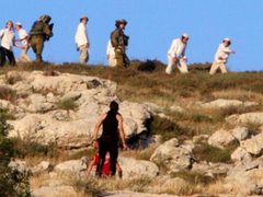 مستوطنون يعتدون بالحجارة على مواطن ونجله في الخضر جنوب بيت لحم