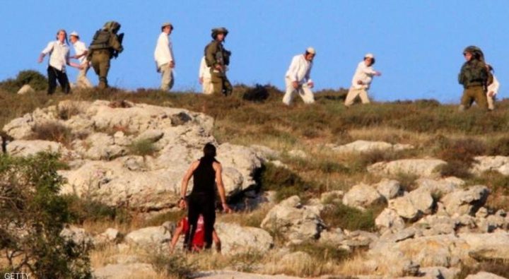 مستوطنون يعتدون بالحجارة على مواطن ونجله في الخضر جنوب بيت لحم