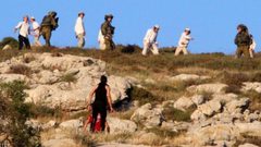 مستوطنون يعتدون بالحجارة على مواطن ونجله في الخضر جنوب بيت لحم