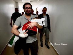 رئيس الوزراء يهاتف والد الرضيع سام أبو هيكل معزيًا باستشهاده