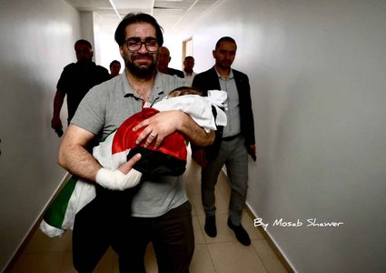 رئيس الوزراء يهاتف والد الرضيع سام أبو هيكل معزيًا باستشهاده