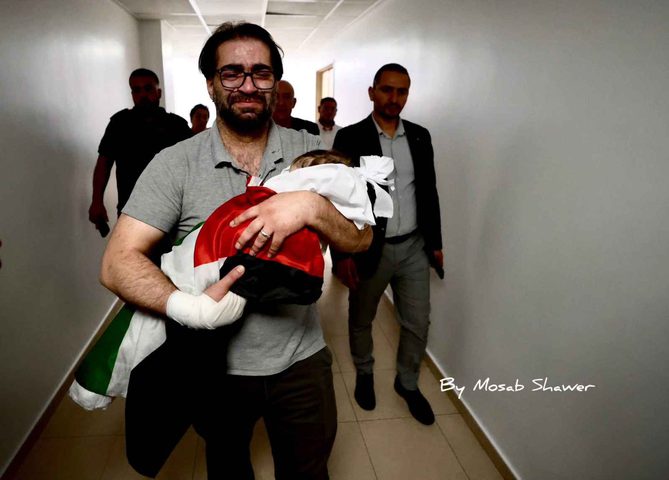 رئيس الوزراء يهاتف والد الرضيع سام أبو هيكل معزيًا باستشهاده