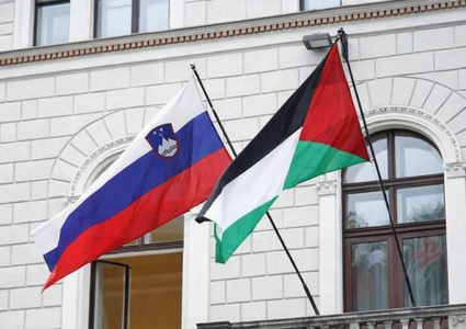 رئيسة سلوفينيا ترفع العلم الفلسطيني على القصر الرئاسي في ليوبليانا