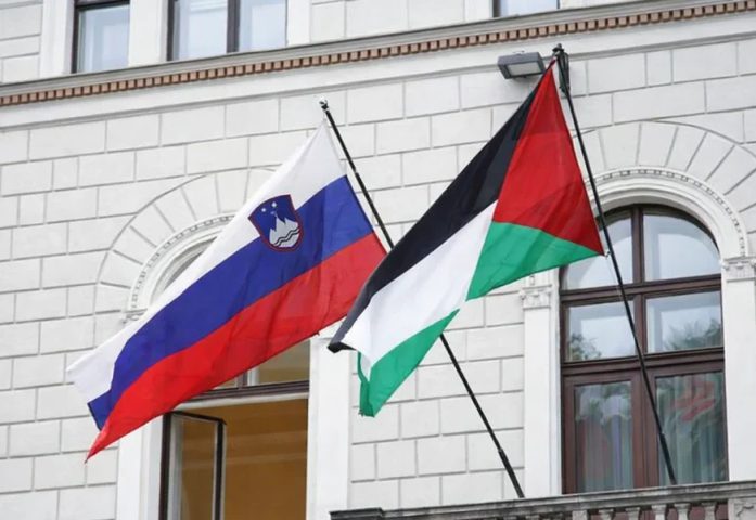 رئيسة سلوفينيا ترفع العلم الفلسطيني على القصر الرئاسي في ليوبليانا