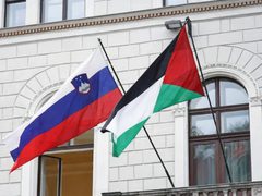 رئيسة سلوفينيا ترفع العلم الفلسطيني على القصر الرئاسي في ليوبليانا