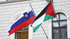 رئيسة سلوفينيا ترفع العلم الفلسطيني على القصر الرئاسي في ليوبليانا