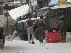 قوات الاحتلال تحتجز عدداً من المواطنين شمال غرب القدس
