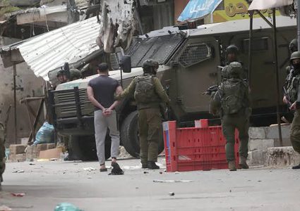 قوات الاحتلال تحتجز عدداً من المواطنين شمال غرب القدس