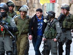 قوات الاحتلال تعتقل مواطناً قرب باب العامود في القدس المحتلة