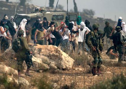 مستوطنون يقتحمون محيط منازل المواطنين شرق المغير بحماية قوات الاحتلال