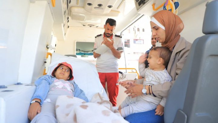 الهلال الأحمر يُجلي 97 شخصاً عبر معبر رفح ضمن مهمة طبية إنسانية جديدة