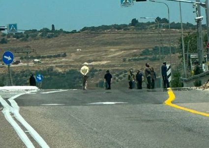مستوطنون يحطمون ثلاث مركبات ويهاجمون منازل جنوب وشمال غرب نابلس