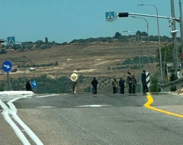 مستوطنون يحطمون ثلاث مركبات ويهاجمون منازل جنوب وشمال غرب نابلس