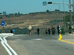 مستوطنون يحطمون ثلاث مركبات ويهاجمون منازل جنوب وشمال غرب نابلس