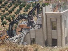 الاحتلال يهدم 8 منازل في برطعة جنوب غرب جنين ويهدد بهدم 12 أخرى