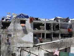 مصابون بقصف طيران الاحتلال شقة سكنية في مدينة غزة