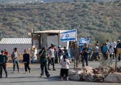 مستوطنون يهاجمون مركبات ويعرقلون حركة المرور قرب دوار مخماس شمال شرق القدس