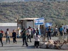 مستوطنون يهاجمون مركبات ويعرقلون حركة المرور قرب دوار مخماس شمال شرق القدس