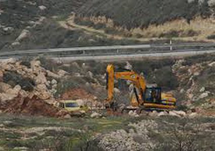 الاحتلال يشق طريقا استيطانيا جديدا شمال القدس