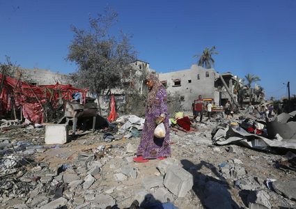 شهيدان وإصابات في قصف للاحتلال استهدف مدنيين في خان يونس ودير البلح