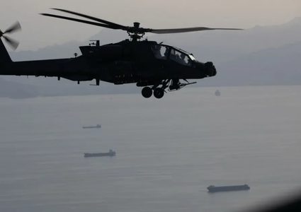 الجيش الأمريكي يكشف تفاصيل إنقاذ طاقم مروحية أباتشي سقطت قرب مضيق هرمز