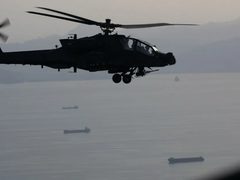 الجيش الأمريكي يكشف تفاصيل إنقاذ طاقم مروحية أباتشي سقطت قرب مضيق هرمز