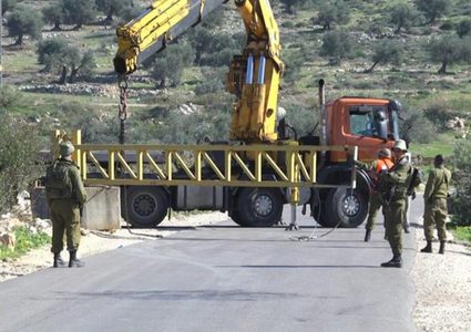 الاحتلال يقتحم الظاهرية وإذنا ودورا ويحتجز مواطنين عند مدخل مخيم العروب
