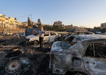 مستوطنون يحرقون مركبة شمال غرب نابلس والاحتلال يعتقل أربعة مواطنين من المدينة