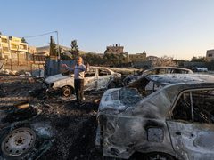 مستوطنون يحرقون مركبة شمال غرب نابلس والاحتلال يعتقل أربعة مواطنين من المدينة