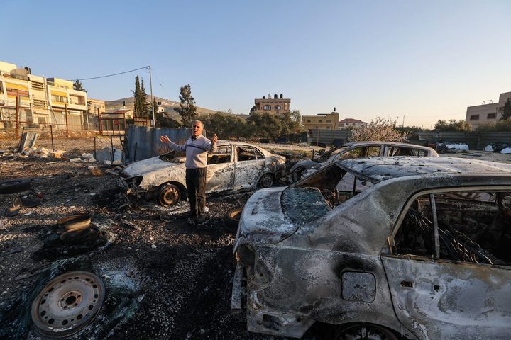 مستوطنون يحرقون مركبة شمال غرب نابلس والاحتلال يعتقل أربعة مواطنين من المدينة