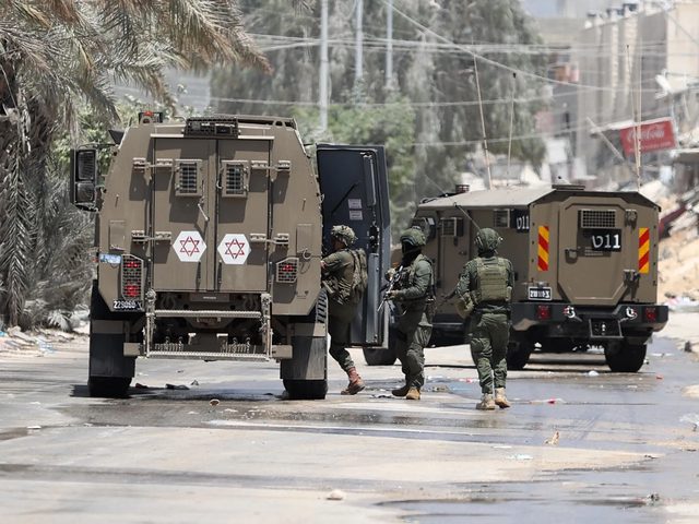 قوات الاحتلال تطلق قنابل الصوت وتشعل النار بمساحات واسعة من أراضي بلدة إذنا