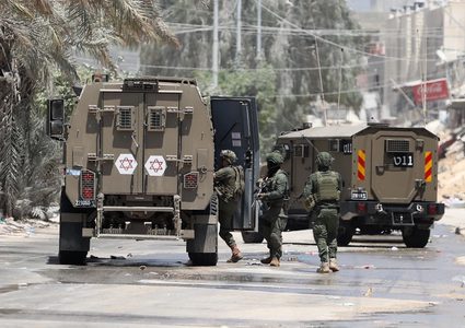 قوات الاحتلال تطلق قنابل الصوت وتشعل النار بمساحات واسعة من أراضي بلدة إذنا