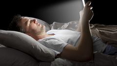 "عمى الهاتف الذكي العابر".. حالة مؤقتة قد تصيب مستخدمي الهواتف قبل النوم