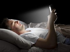 "عمى الهاتف الذكي العابر".. حالة مؤقتة قد تصيب مستخدمي الهواتف قبل النوم