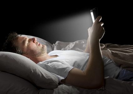 "عمى الهاتف الذكي العابر".. حالة مؤقتة قد تصيب مستخدمي الهواتف قبل النوم