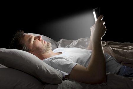 "عمى الهاتف الذكي العابر".. حالة مؤقتة قد تصيب مستخدمي الهواتف قبل النوم