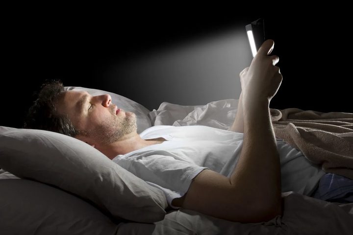 "عمى الهاتف الذكي العابر".. حالة مؤقتة قد تصيب مستخدمي الهواتف قبل النوم