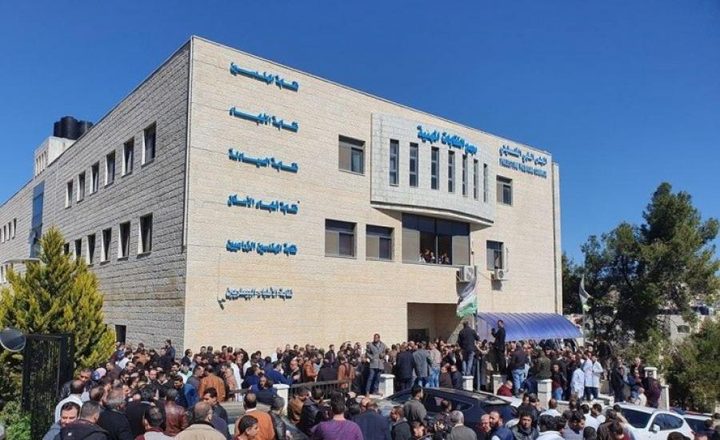 نقابة الأطباء تعلن العودة للعمل وفق نظام التقليص بعد تفاهمات مع الحكومة