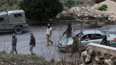 مستوطنون يهاجمون منزلا في قرية برقة شمال غرب نابلس