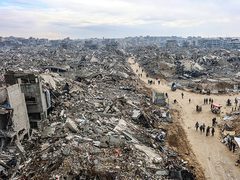 قصف مدفعي ونسف منازل وراء الخط الأصفر وتهديدات بعودة القتال المكثف في غزة