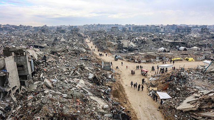 قصف مدفعي ونسف منازل وراء الخط الأصفر وتهديدات بعودة القتال المكثف في غزة