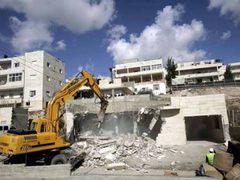 الاحتلال يهدم منشأة تجارية في جبل المكبر بالقدس