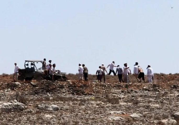 مستوطنون يقتحمون تجمع "مليحات" في قرية الطيبة شرق رام الله