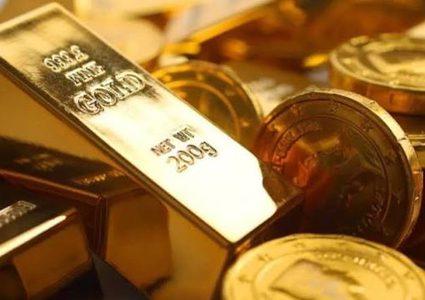 الذهب يتراجع ويتجه نحو خسارة أسبوعية